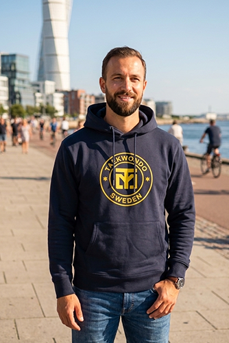 Daypick Hoodie med gult TAEKWONDO SWEDEN tryck