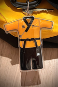 Mini Dobok Poomsae Keyring – Nyckelring i form av mini‑dobok